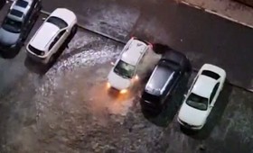 В Екатеринбурге из-под припаркованных машин стал бить фонтан тёплой воды, одна из них провалилась под асфальт