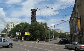 В Москве экстремал без страховки залез на 42-метровый памятник «Дружба навеки»
