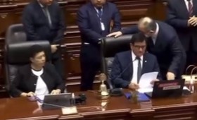 Президент Перу задержан после того, как парламент вынес ему импичмент