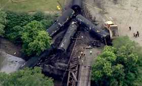 В США поезд с нефтью рухнул в реку 
