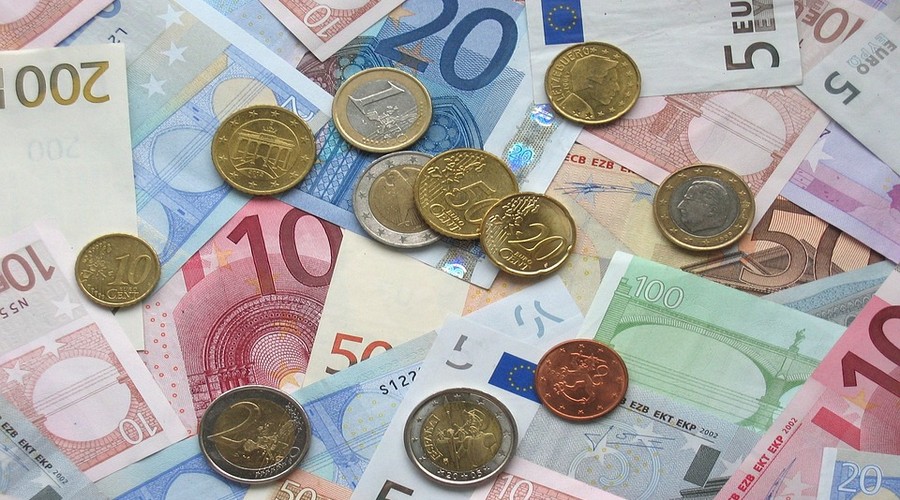 Доллар и евро подорожали сразу на несколько рублей