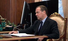 Медведев сравнил НАТО с раковой опухолью 