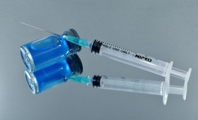 В РФ медиков начали вакцинировать от оспы 