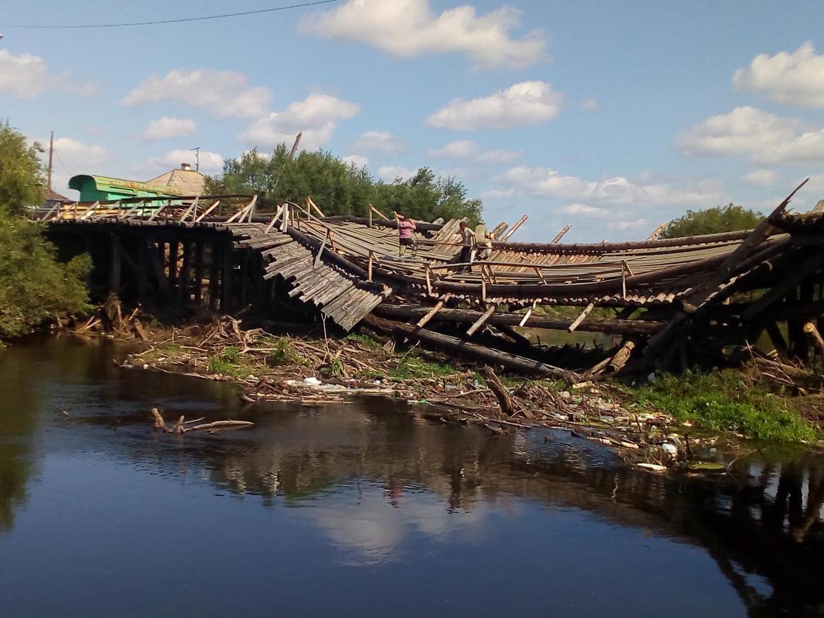 Разбиваю мосты. Разрушенный мост Волоколамск. Разрушенный деревянный мост. Сломанный мост. Сломанный деревянный мост.