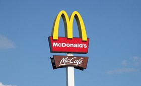 «Макдоналдс» возобновит работу в России под новым брендом