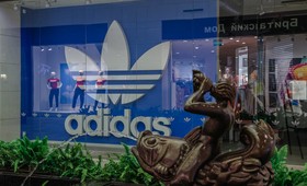 Стал известен возможный покупатель магазинов Adidas в России