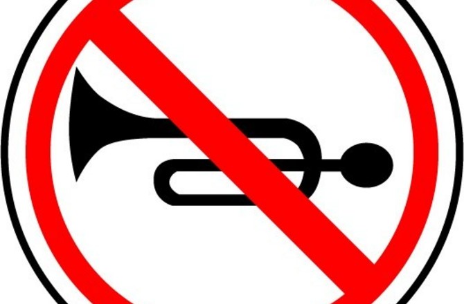 Знак не гудеть. Знак шуметь запрещено. Дорожный знак не шуметь. Табличка не шуметь. Сигнал запрещен.