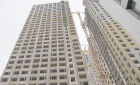 Два рабочих сорвались на стройке в Москве с высоты 65 метров