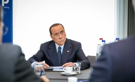 Экс-премьера Италии Берлускони выписали из больницы