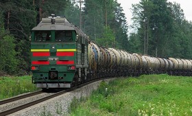 В Севастополе поезд на переезде сбил грузовичок