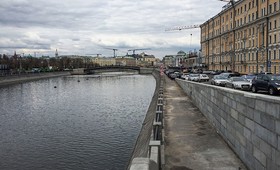 В Москве парень прыгнул в канал за смартфоном своей подруги