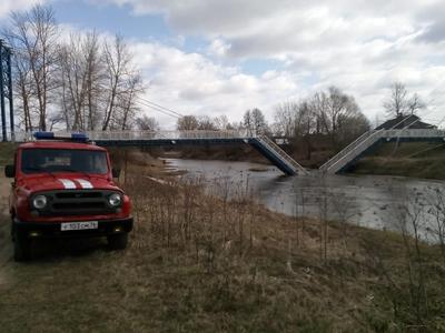 Навесной пешеходный мост рухнул в ярославском поселке из-за сильного ветра