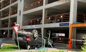 В Москве автомобиль выехал с третьего этажа наземного паркинга и упал на тротуар