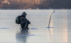 В Якутске спасли застрявших в пургу на реке рыбаков с детьми