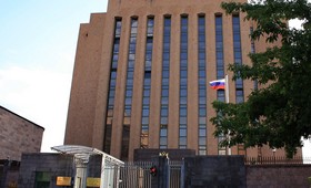 Российское посольство в Ереване облили красной краской