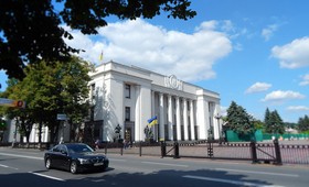 Украинцев могут лишать гражданства за выезд из страны во время военного положения