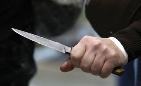 Мужчина ударил ножом посетителя бара из-за громкого чтения стихов
