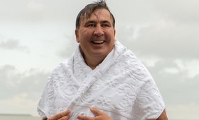 Адвокат Саакашвили заявил, что политик стал похож на покойника
