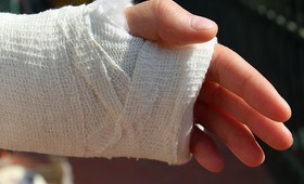 В Свердловской области воспитательница детсада вывихнула руку ребёнку
