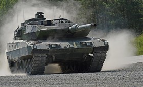 Российские дроны уничтожили два редких шведских танка Strv 122
