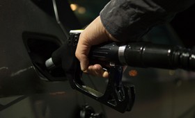 В Венгрии с 27 мая разрешено заправлять бензином только машины с местными номерами