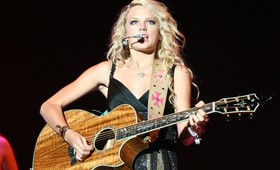 Певица Тейлор Свифт случайно проглотила жука на концерте в Чикаго