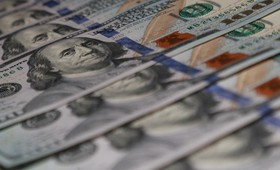 Курс доллара на Мосбирже превысил 100 рублей