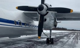 У пассажирского Ан-24 в аэропорту Охотска порвалось шасси из-за угрозы столкновения с грузовиком