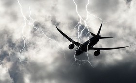 В самолет ударила молния при заходе на посадку в Сочи