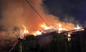 Поджигатели запалили сразу три деревянных дома в Иркутске