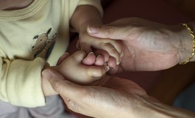 На серийного донора спермы, который стал отцом 550 детей, подали в суд